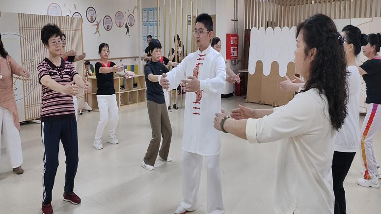 健康服务系（基础医学部）“银龄享健康，锦韵焕活力” 八段锦公益课堂进社区